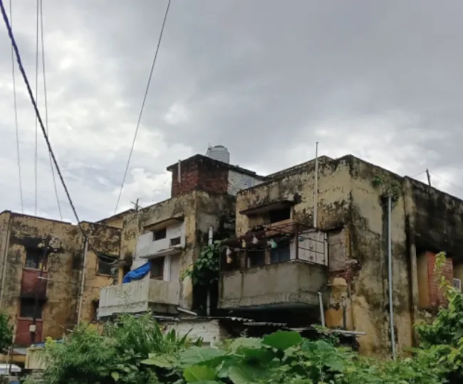 डीएम कंपाउड के जर्जर आवास। जागरण